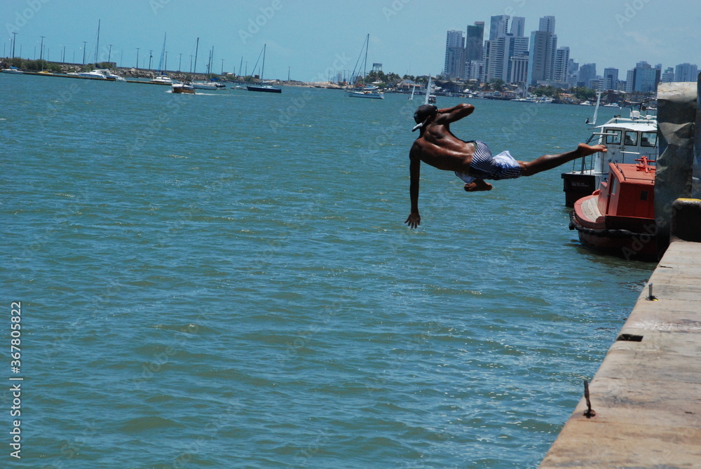Rapazes mergulhando no mar. Porto da Cidade do Recife. Rapazes mergulhando no mar. Porto da Cidade do Recife.