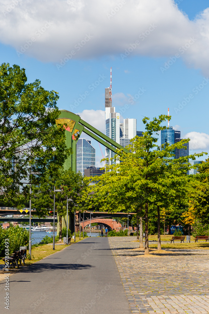 Frankfurt am Main, Blick auf die Skyline aus der Weseler Werft. Im Vordergrund die Flößerbrücke.  Hessen, Deutschland, 07.07.2020.