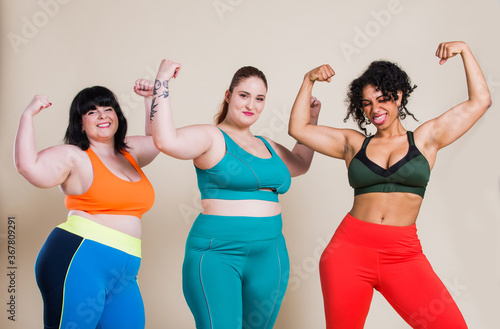 Fotografía Plus size women making sport and fitness