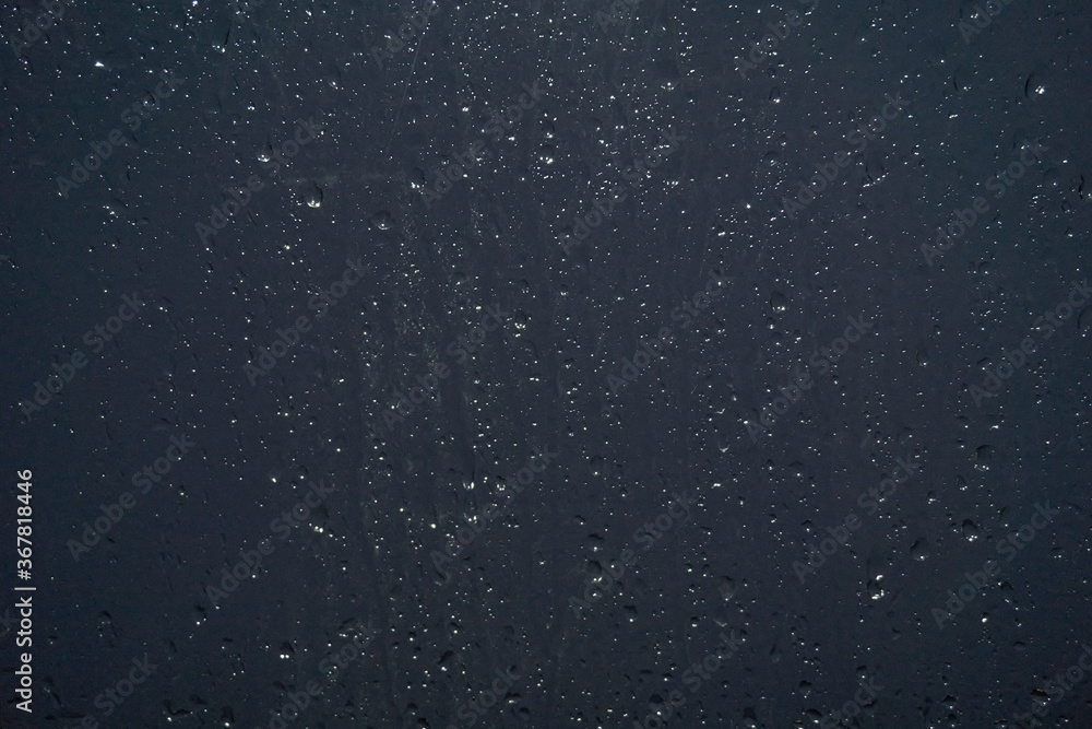 Obraz premium Raindrops running down the glass, evening.