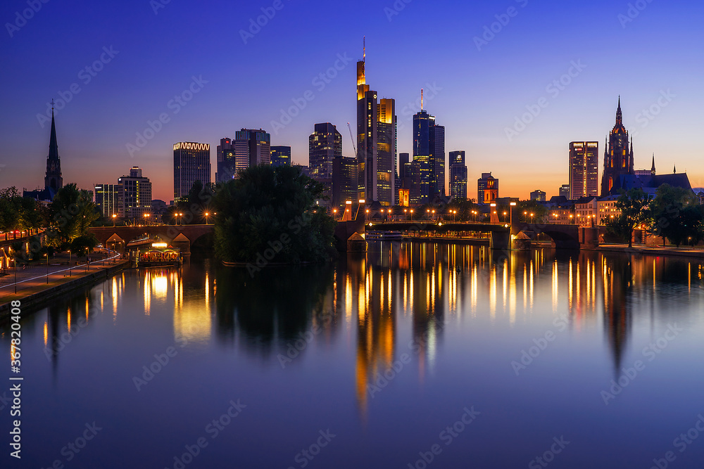 Naklejka premium Frankfurt wieczorem