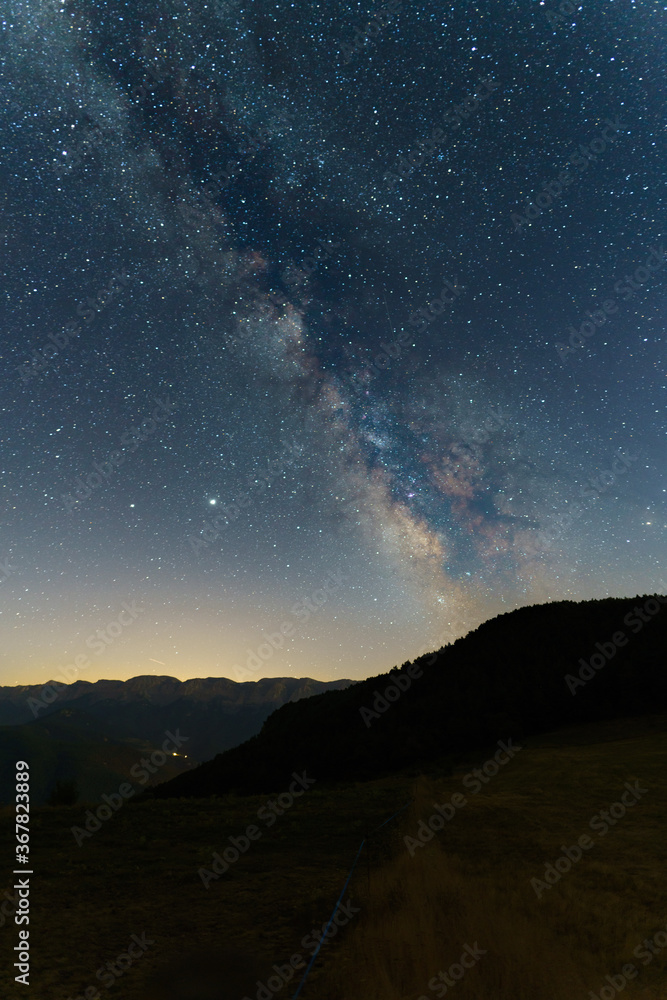 Via Lactea en una noche clara sobre la cordillera de El Cadí