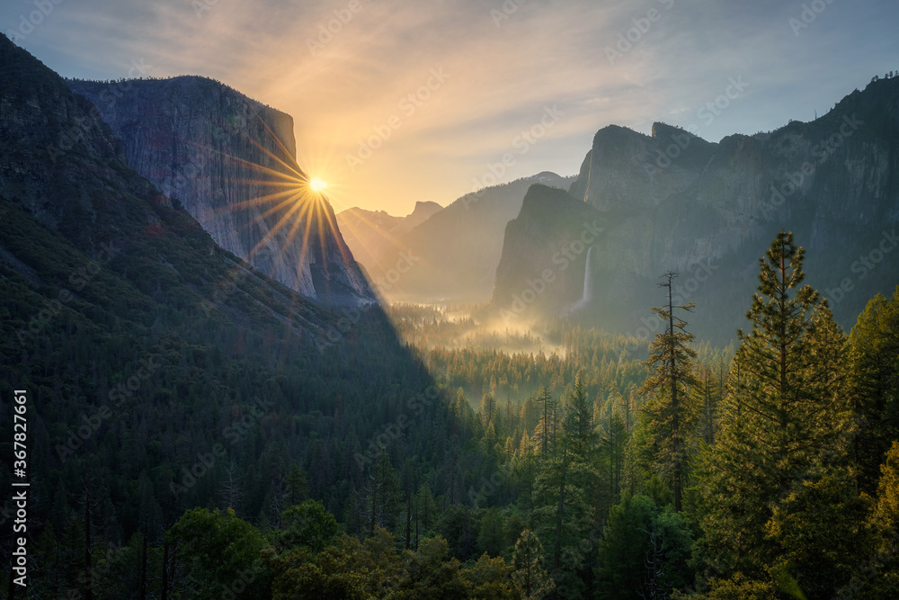 sunrise at the tunnel view in yosemite nationalpark, california, usa