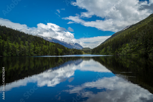 Fototapeta Naklejka Na Ścianę i Meble -  Mountain landscape with reflection on a hiking trail in Alaska
