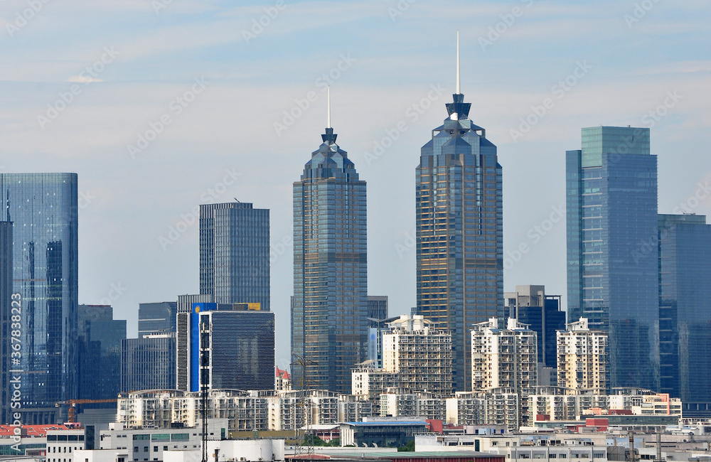 Obraz premium Widok na centrum miasta Suzhou w słoneczny dzień.