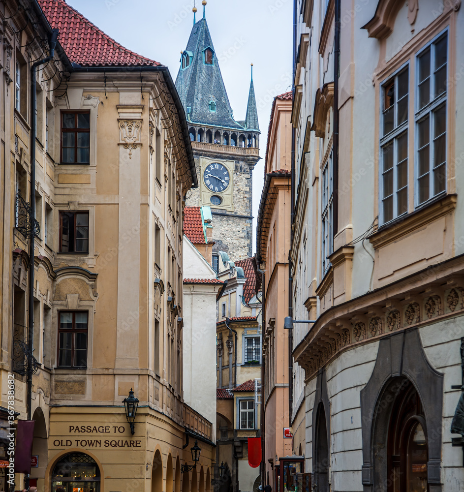 Obraz premium Narrow passageway in central Prague with view of Bell Tower