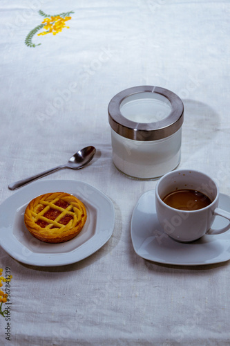 still life con taza de cafe y tarta de frutas sobre mantel blanco