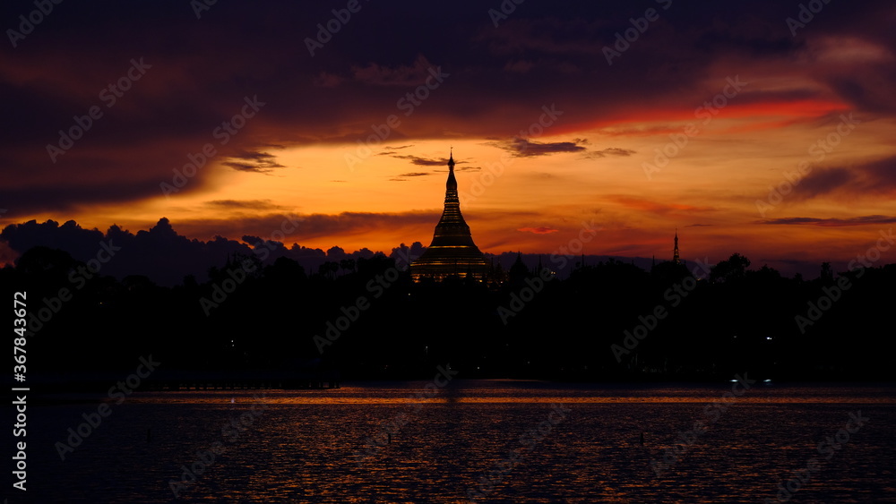 Obraz premium The stunning Shwedagon pagoda in Yangon, Myanmar. A stunning red filling the sky around this exciting building.