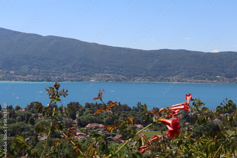 Le lac d'Annecy vu depuis le château de Menthon, ville de Menthon ...