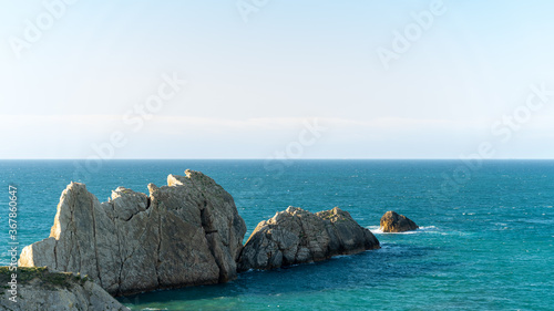Espectacular vista, playa rocosa, costa del mar