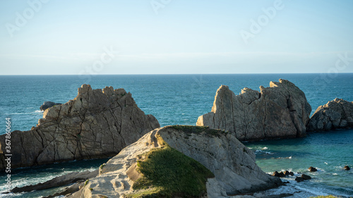 Espectacular vista, playa rocosa, costa del mar