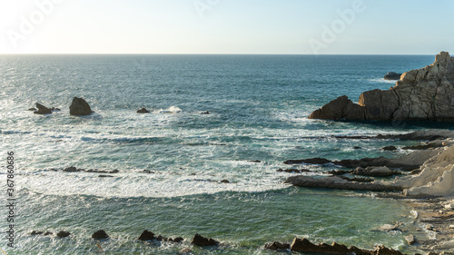Espectacular vista, playa rocosa, costa del mar
