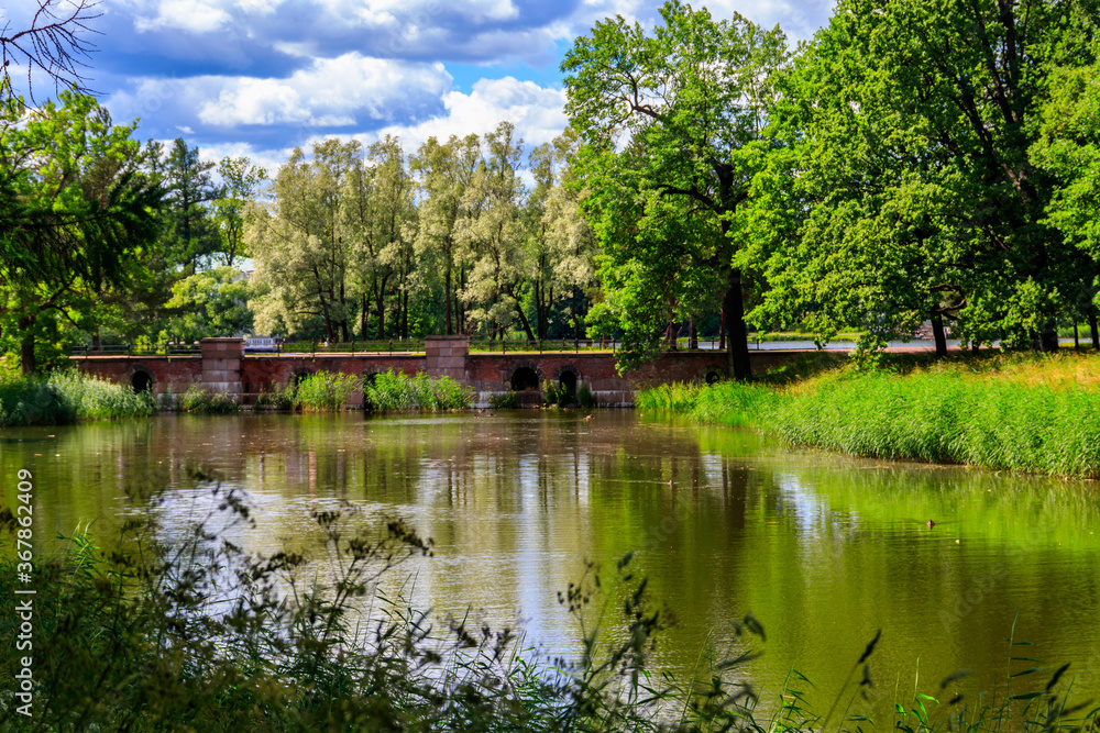 Fototapeta premium Dam-bridge in Catherine park at Tsarskoye Selo in Pushkin, Russia