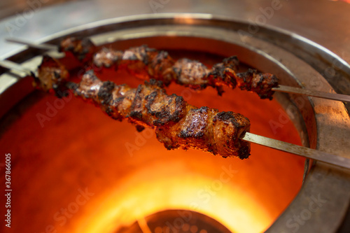 Foto chicken tikka on top of tandoor