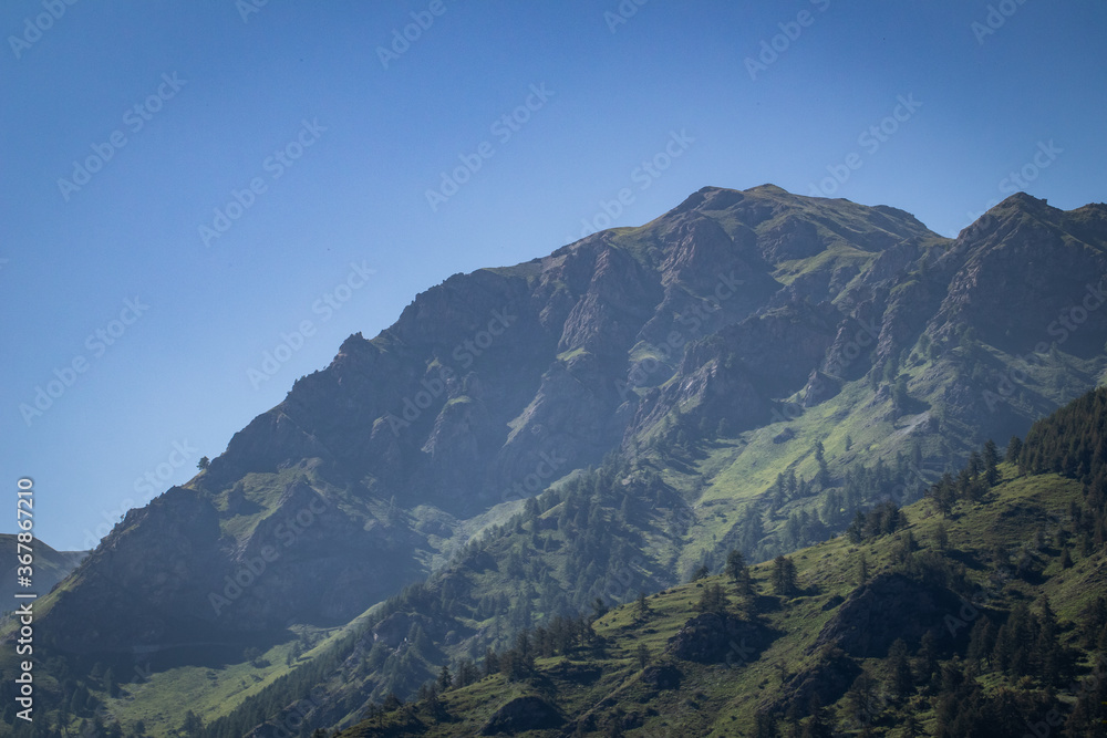 paysage montagneux des sommets du Piémont par une journée ensoleillée avec un ciel bleu clair