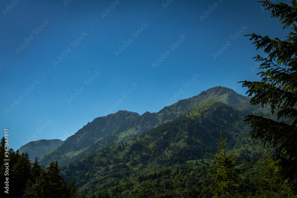 paesaggio montano di cime piemontesi in una giornata di sole con cielo blu sereno