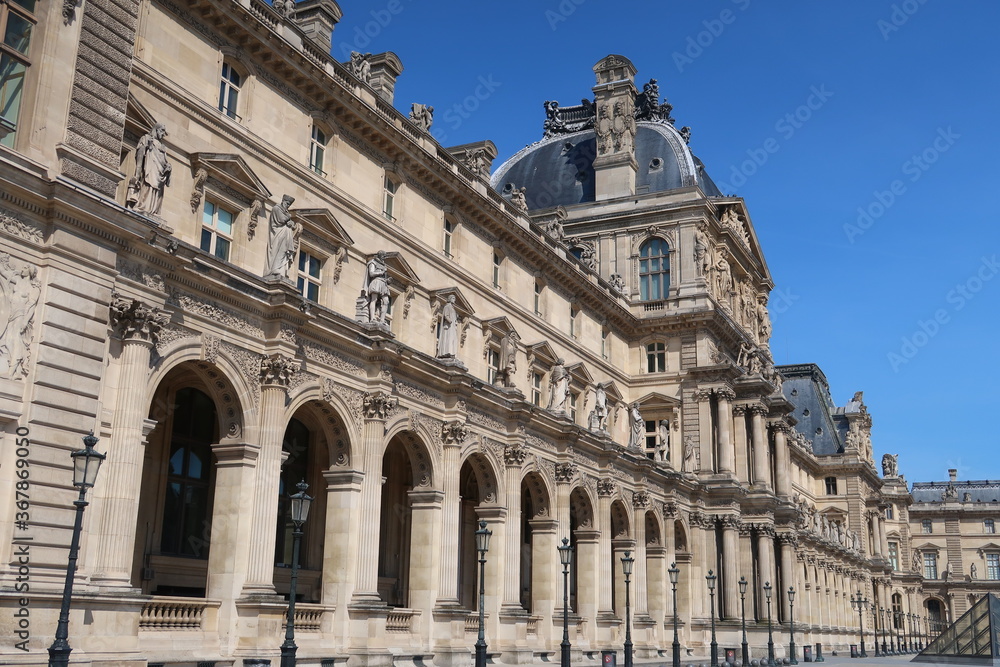Palais du Louvre à Paris, façade à arcades du pavillon Richelieu (France)