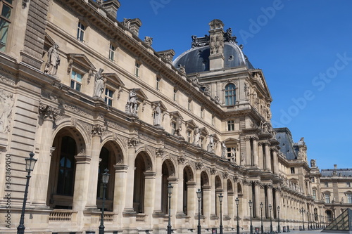 Palais du Louvre à Paris, façade à arcades du pavillon Richelieu (France)