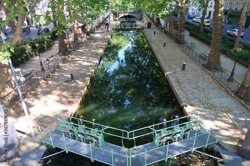 Écluse urbaine sur le canal Saint Martin dans la ville de Paris (France) photo