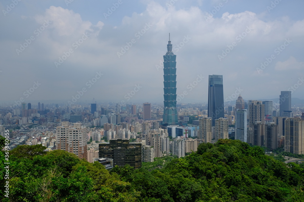 Fototapeta premium Tajpej Tajwan - Panoramiczny widok na miasto z góry Elephant Mountain z Taipei 101