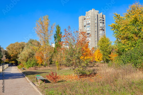 Принти на полотні Residential house and autumn park