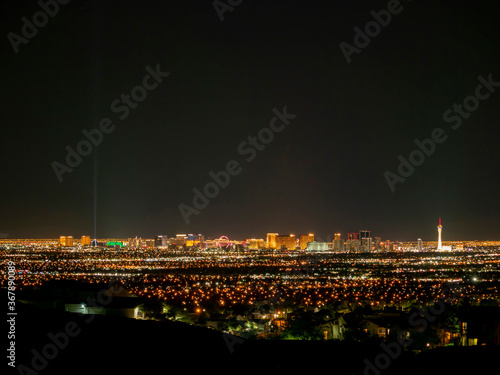 Obraz na płótnie Night high angle view of the famous Las Vegas Strip and cityscape w salonie