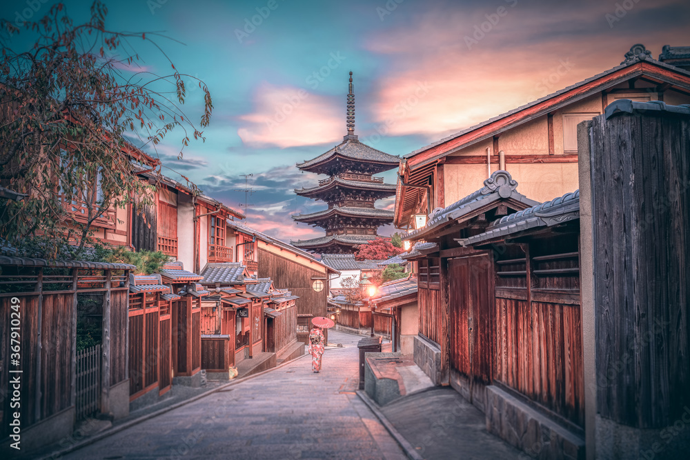 Naklejka premium Asian women wearing traditional japanese kimono among at Yasaka Pagoda and Sannen Zaka Street in Kyoto, Japan.