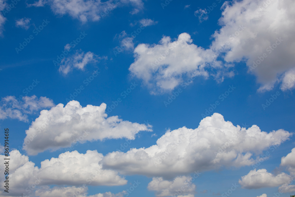 Mây di chuyển: Dừng lại một chút và tận hưởng cảm giác bình yên khi quan sát sự di chuyển của mây trong một bầu trời rộng lớn.