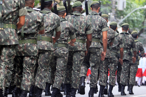 Photos salvador, bahia / brazil - september 7, 2014: Soldiers from the Brazilian army are seen during the Independecia do Brasil parade in the city of Salvador