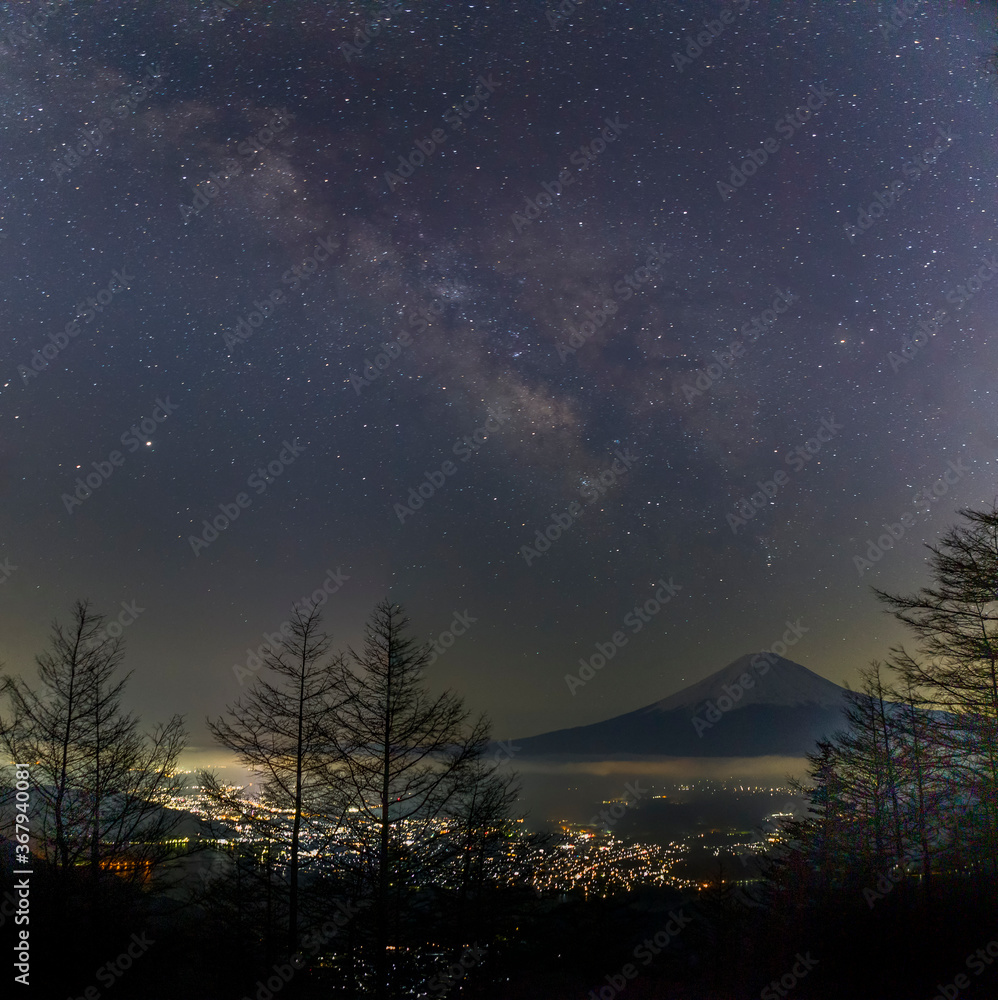 Fototapeta premium The milky way rising the Mount fuji