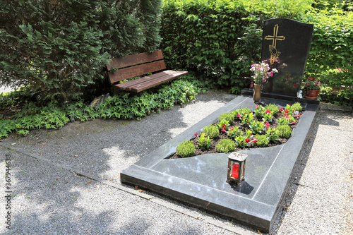 Gepflegtes Grab auf einem Friedhof photo