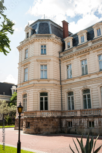 Fototapeta Naklejka Na Ścianę i Meble -  Beautiful classic facade of a building in Paris in France