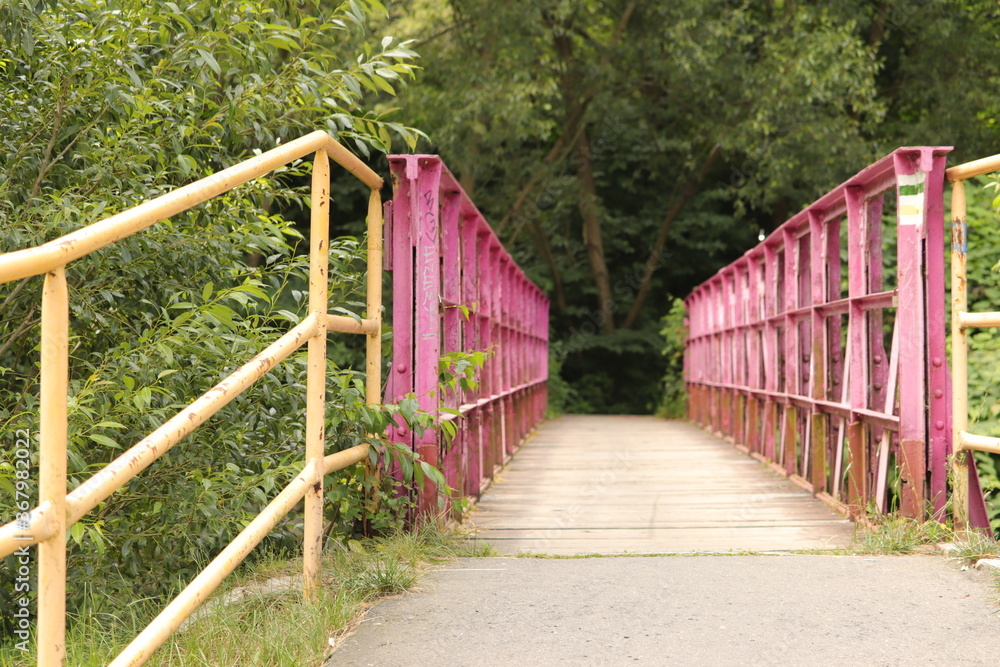 stary  mostek  na  rzece  pomalowany  na  różowo