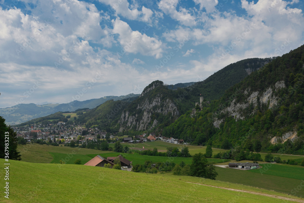 Blick auf die Burgruine Neu-Falkenstein im Naturpark Thal in der Schweiz