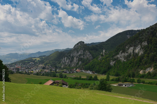 Blick auf die Burgruine Neu-Falkenstein im Naturpark Thal in der Schweiz