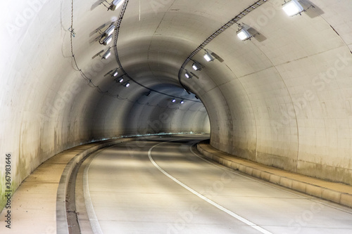 右にカーブする無人のトンネル