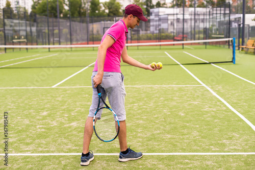 Male tennis player on the tennis court