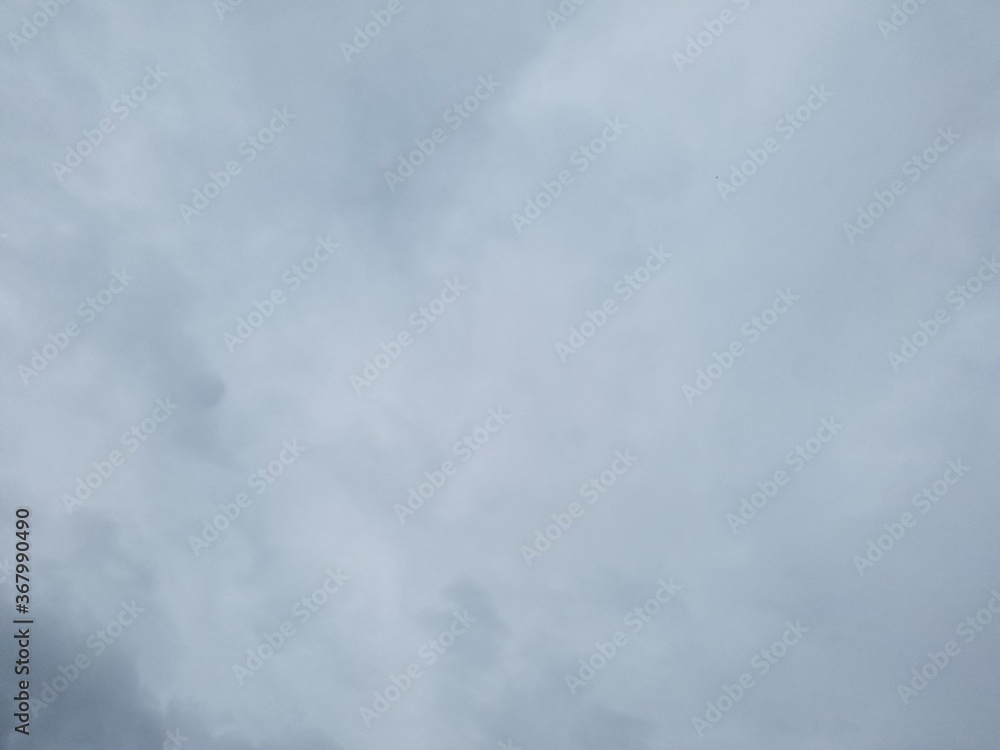 Fototapeta premium 晴れ・青空（空色）・朝、昼・巻層雲（うす雲）・雲1割Clear, blue sky (sky blue), morning, daytime, cirrus stratus (light cloud), cloud 10%