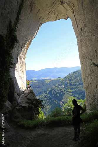 cueva chicas asomadas a la entrada país vasco oñate aitzulo 4M0A1610-as20 photo