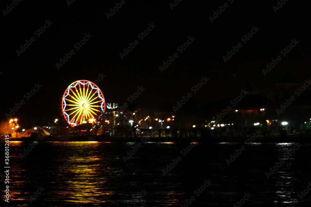 parque de atracciones nocturno