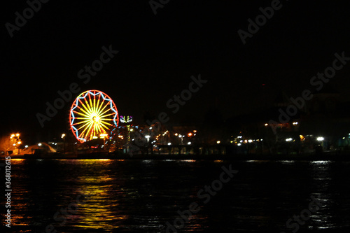 parque de atracciones nocturno