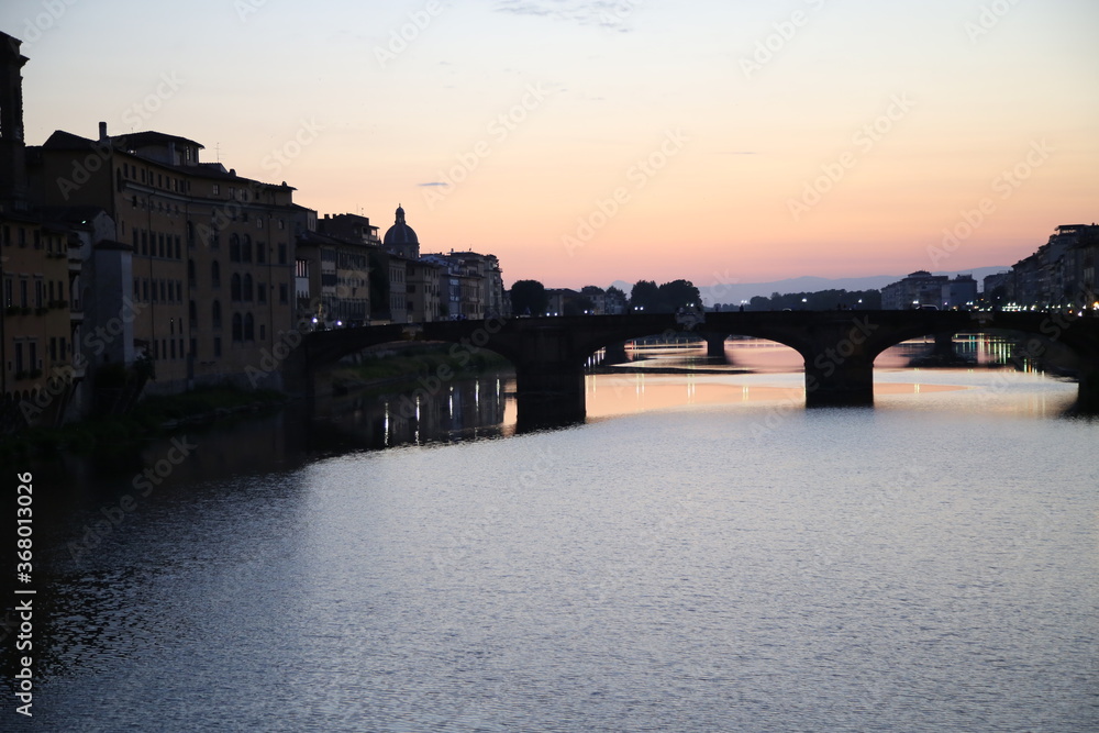 Naklejka premium Sunset on the Arno river in Florence