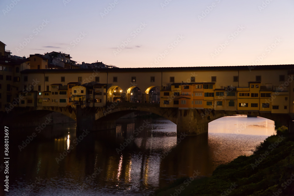 Obraz premium The sunset at the beautiful Ponte Vecchio in Florence