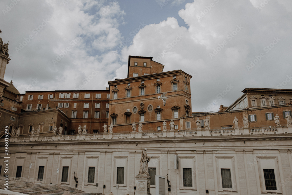 Vor dem Eingang des Petersdom in Rom in Italien 