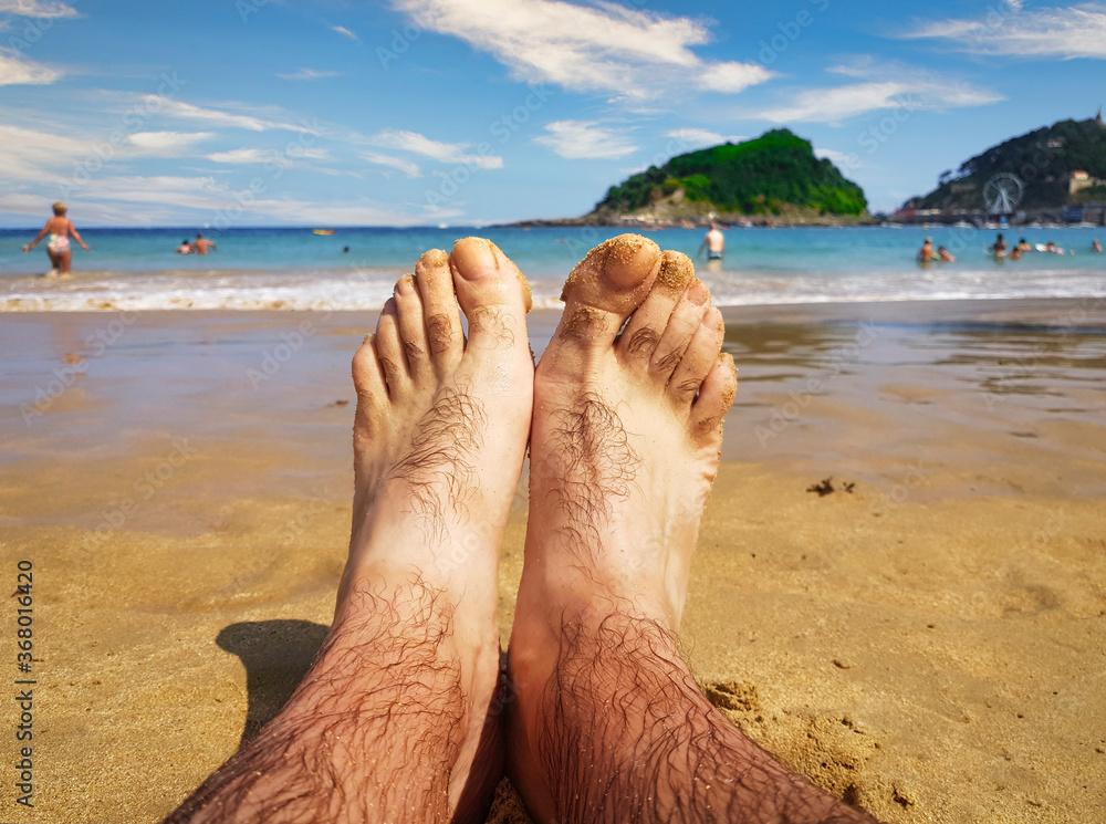 Fototapeta premium Pies en la playa de La Concha de San Sebastian