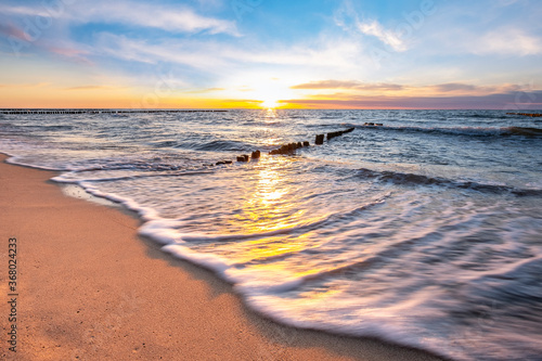 Fototapeta Naklejka Na Ścianę i Meble -  Zachód słońca nad morzem na plaży