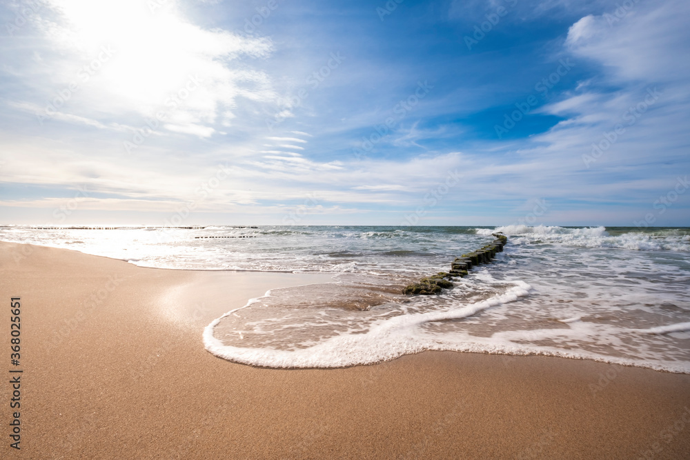 Słonecznie nad morzem na plaży