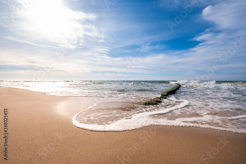 Obraz na płótnie Słonecznie nad morzem na plaży w salonie
