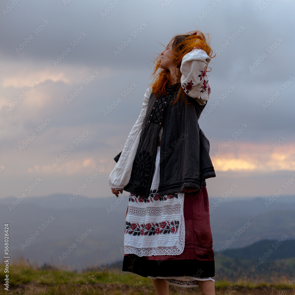 Fototapeta premium attractive girl high in the carpathians