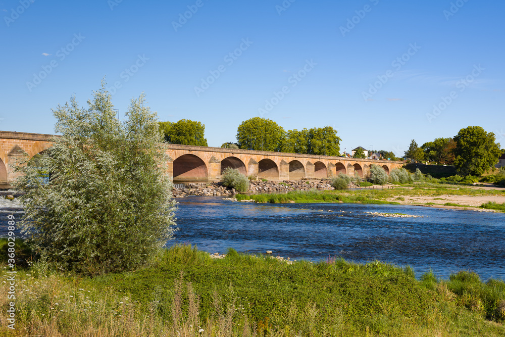 Le pont de Loire, à Nevers, dans la Nièvre, en Bourgogne, en France et en été.